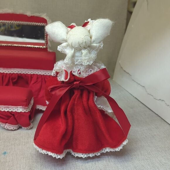 Miniature fancy felt mouse house bedroom boudoir set - Picture 9 of 16